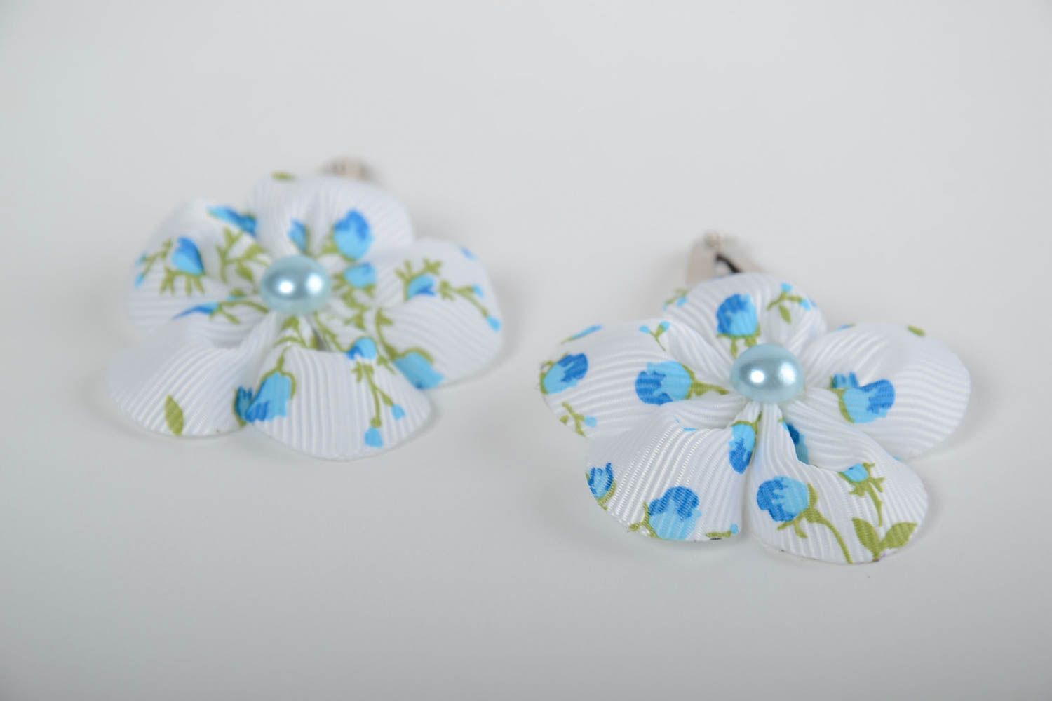 Заколки цветы из репсовых лент набор из 2 шт детские белые с бусинами хэнд мейд фото 5