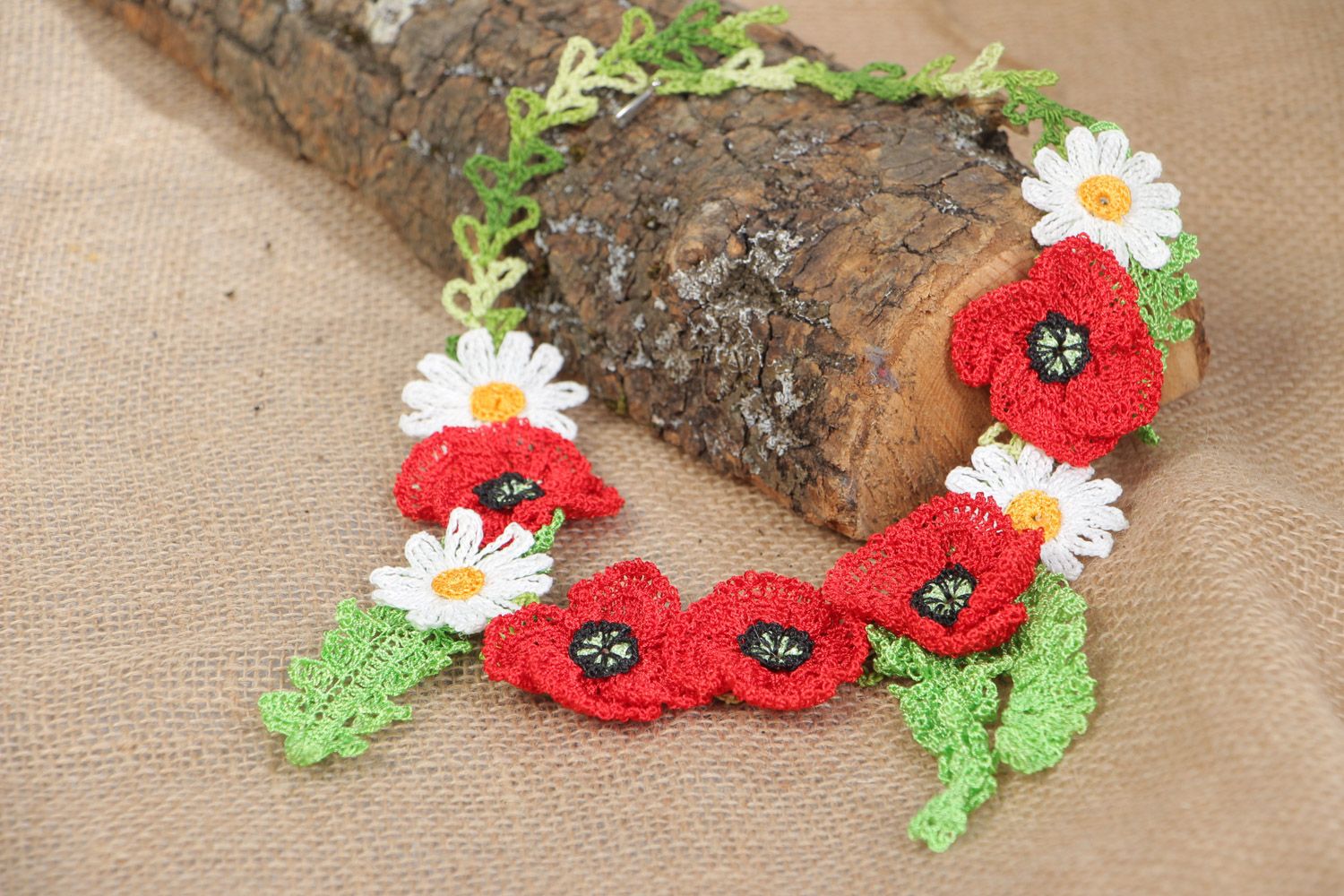 Handgemachtes rotes Collier aus Fäden gehäkelt mit Kamillen und Mohnblumen  foto 1