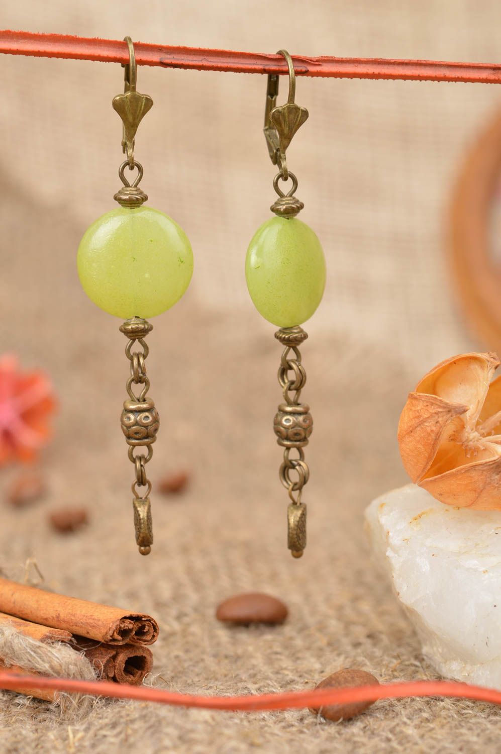 Boucles d'oreilles en métal et perles fantaisie vert clair faites main longues photo 1