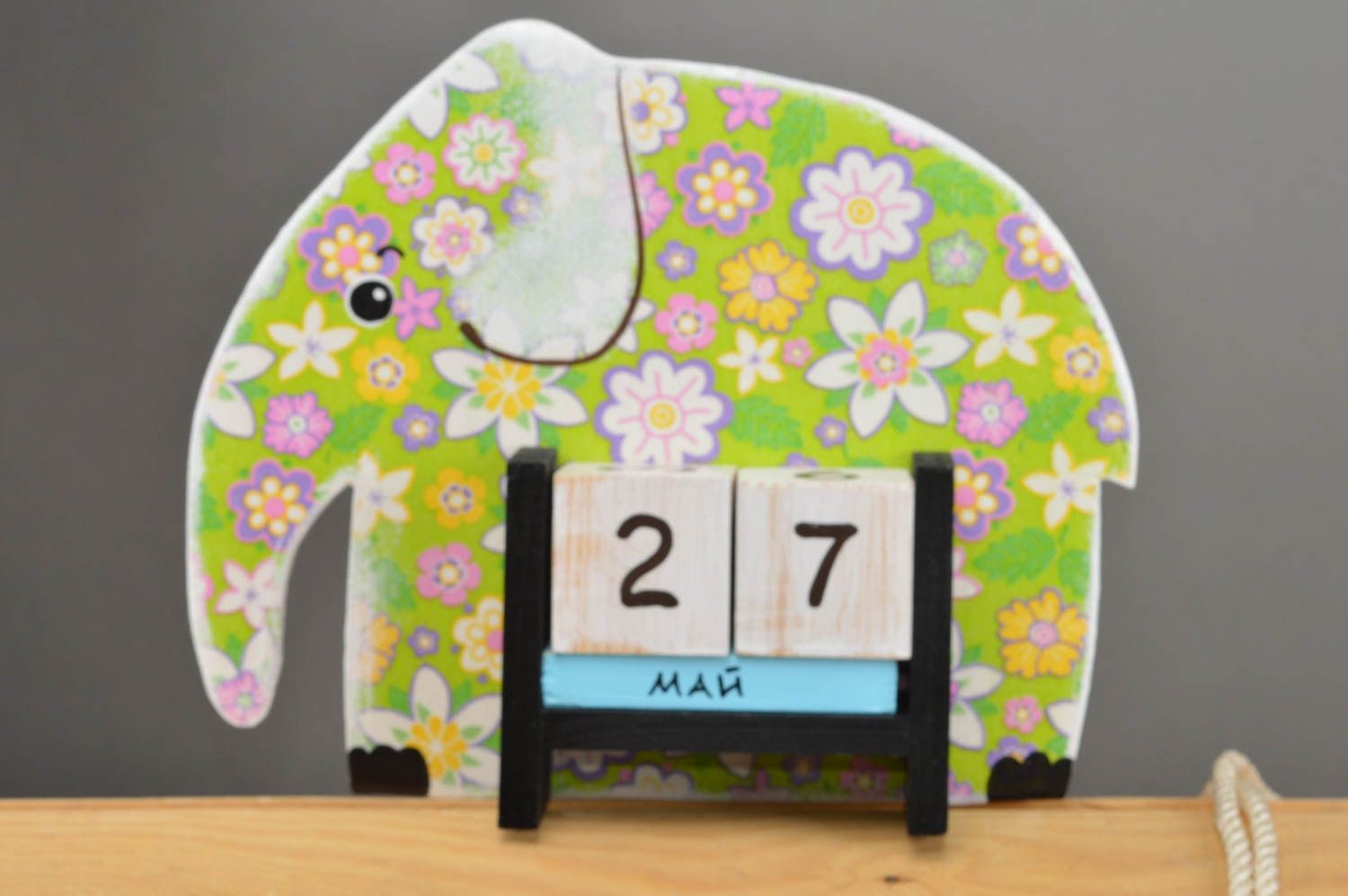Origineller grüner gepunkteter lustiger handmade Tischkalender aus Holz Elefant foto 2