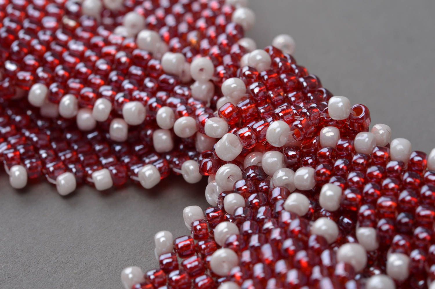 Broche en forme de noeud bordeaux blanc en perles de rocaille faite main photo 5