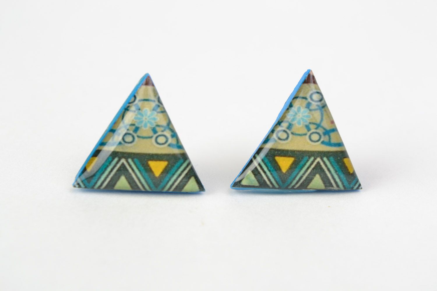 Dreieckige Ohrringe Ohrstecker aus Juwelierglasur mit Ethnomuster Handarbeit blau grün  foto 3