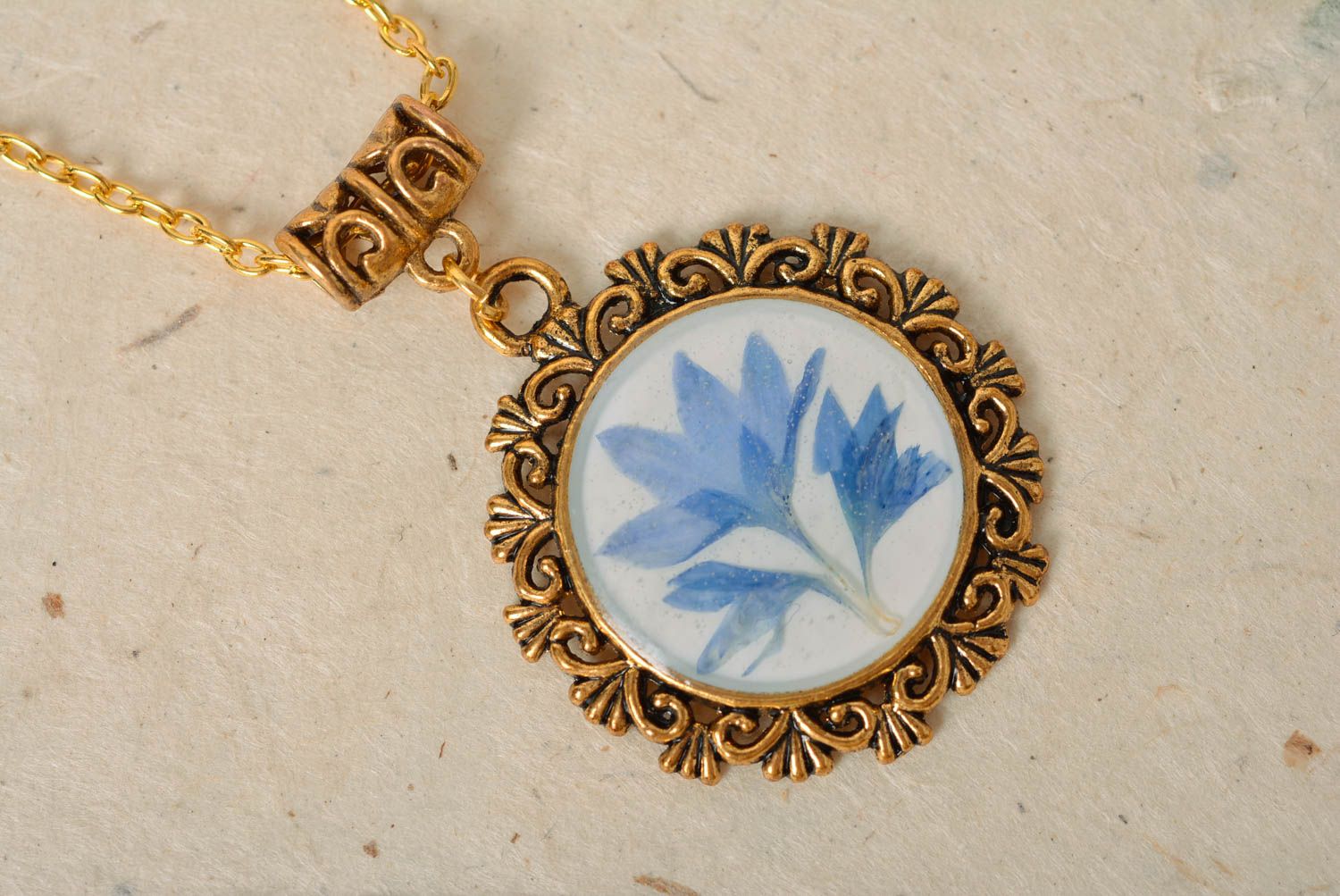 Handmade designer vintage round pendant with blue dried flower in epoxy resin photo 4
