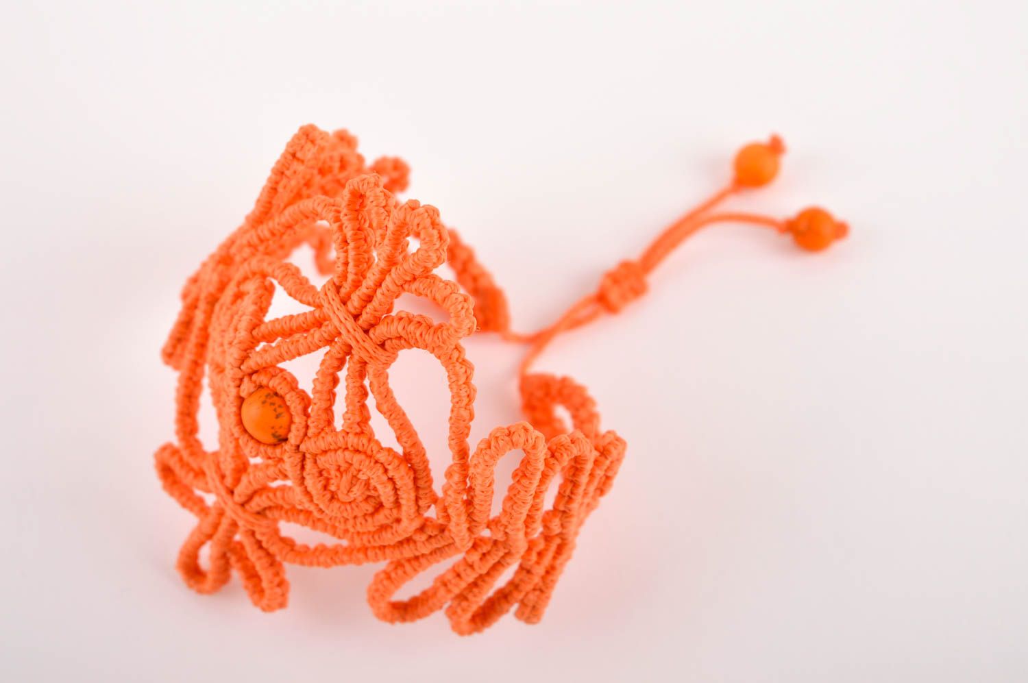 Модный браслет украшение ручной работы оранжевый украшение в технике макраме фото 2