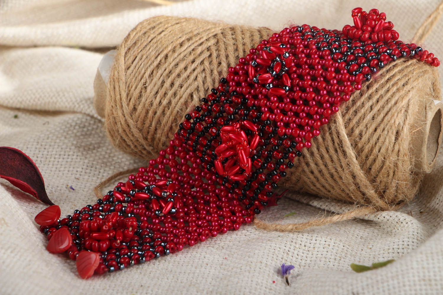 Beaded bracelet of red and black colors photo 4