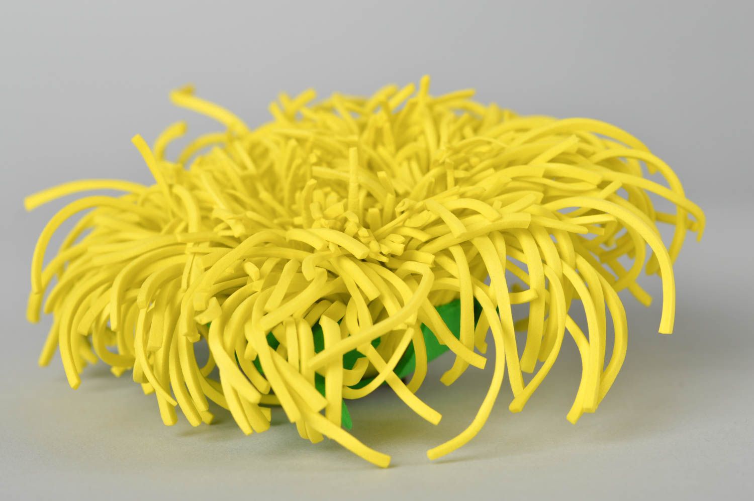 Брошь ручной работы заколка для волос цветок из фоамирана желтого цвета фото 4