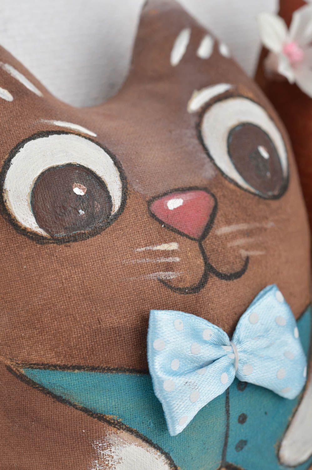 Мягкое панно из ткани с игрушками котиками и росписью ручной работы в раме фото 4