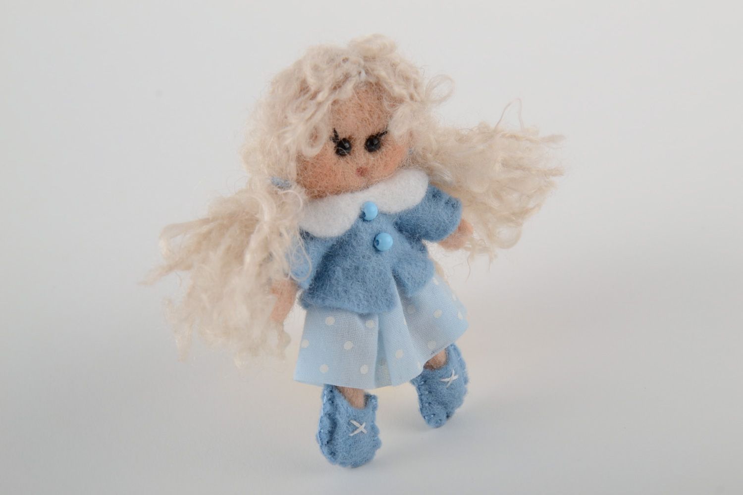 Kleine schöne weiche handgemachte Puppe aus Wolle in Trockenfilzen Technik foto 4