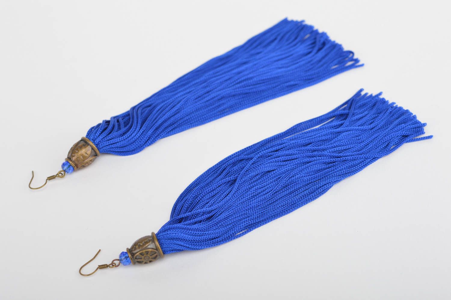 Красивые нарядные длинные серьги из шнурков синего цвета ручная работа фото 4