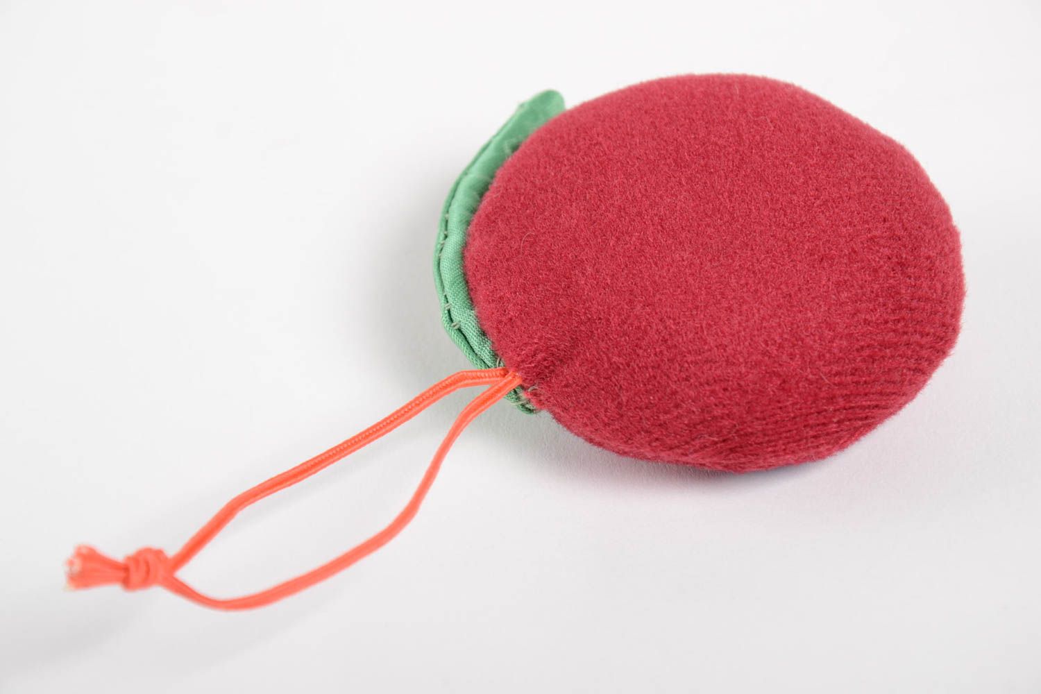 Pique-aiguille en tissu à suspendre fait main en forme de cerise rouge ronde photo 3