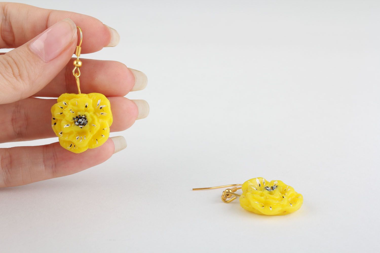 Ohrringe aus Polymerton gelbe Mohnblume foto 4