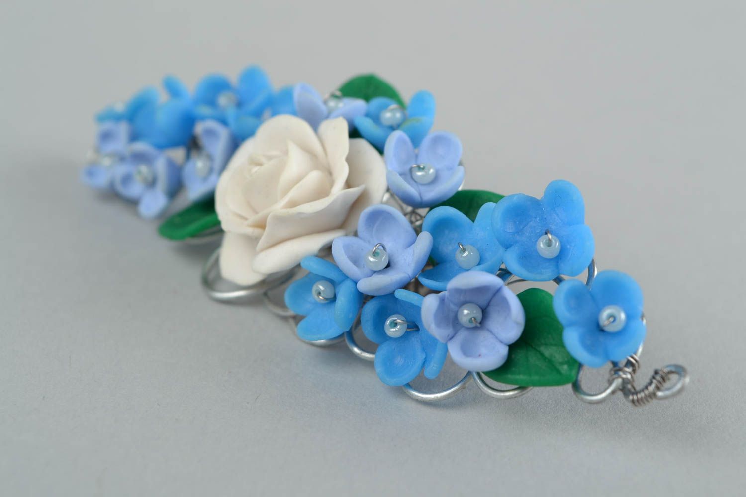 Künstlerische Blumen Brosche aus Polymer Ton Flieder und Rose weiß blau handmade foto 4