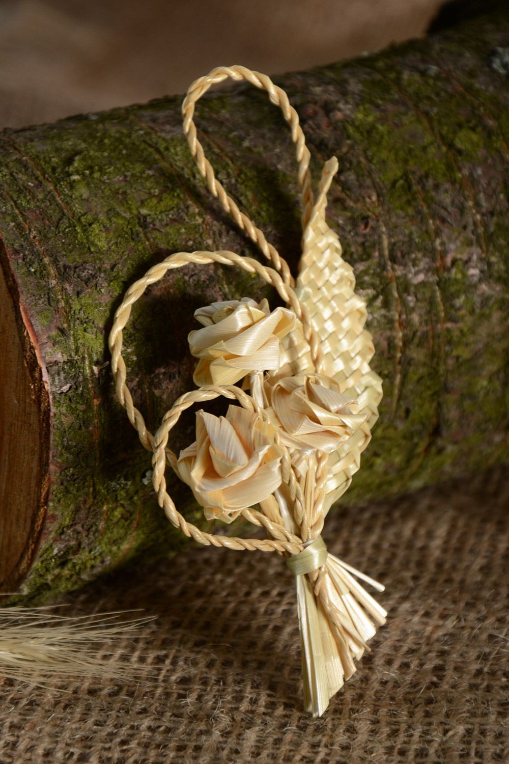 Интерьерная подвеска плетеная из соломы ручной работы в виде букета цветов фото 1