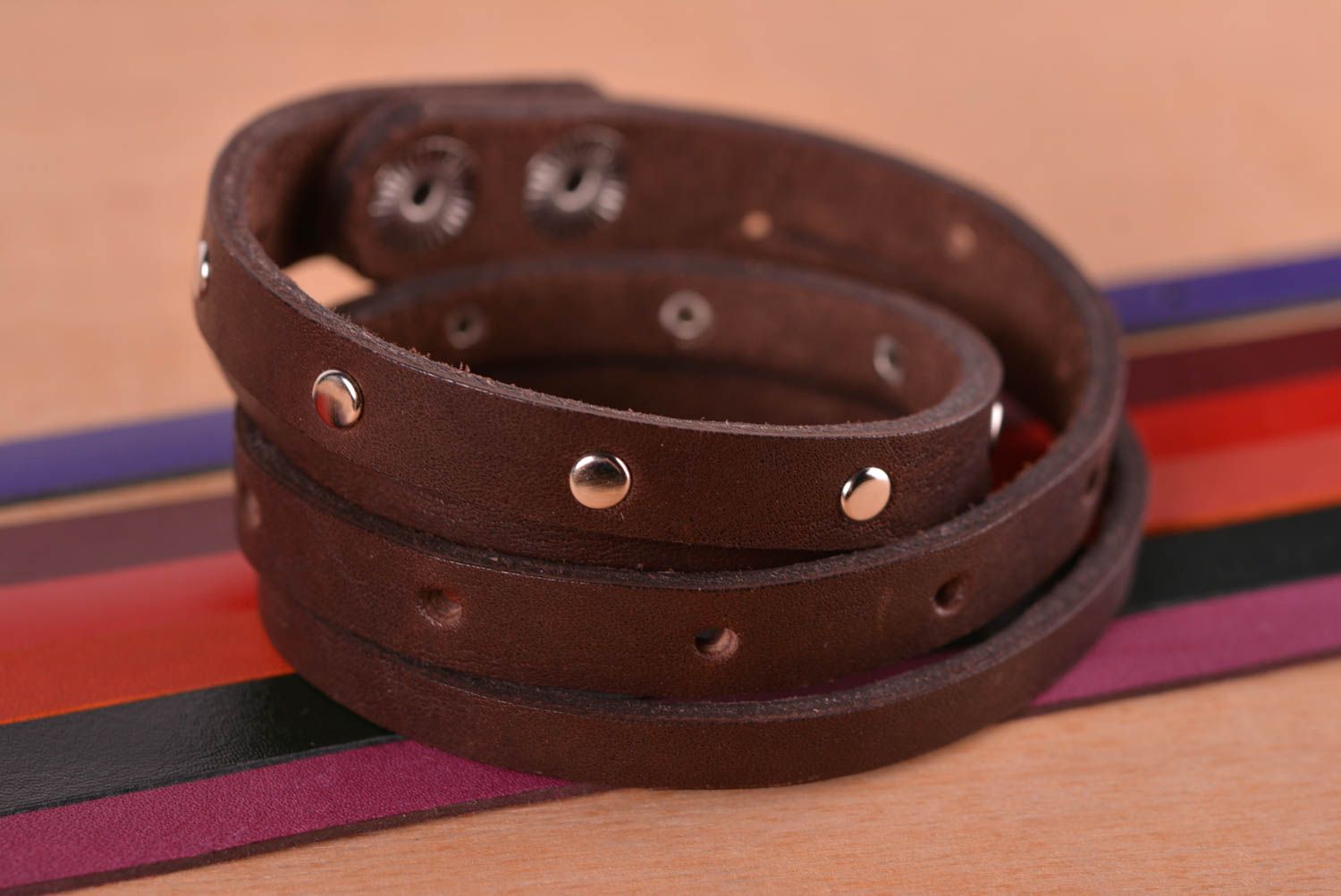 Кожаный браслет ручной работы коричневое украшение из кожи браслет на руку фото 1