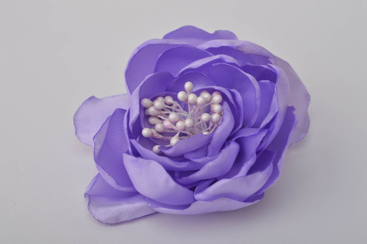 Broche fleur violette faite main Pince à cheveux satin perles Accessoire femme photo 2