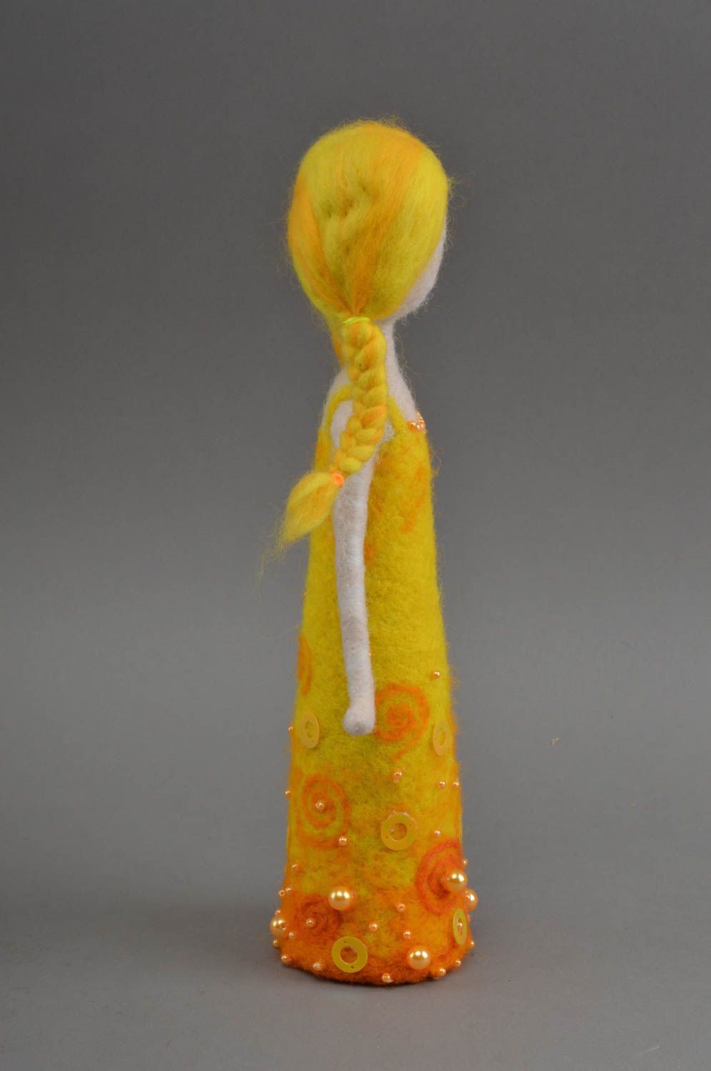 Gelbe künstlerische Puppe aus Wolle in Filztechnik für Interieur handgeschaffen foto 2
