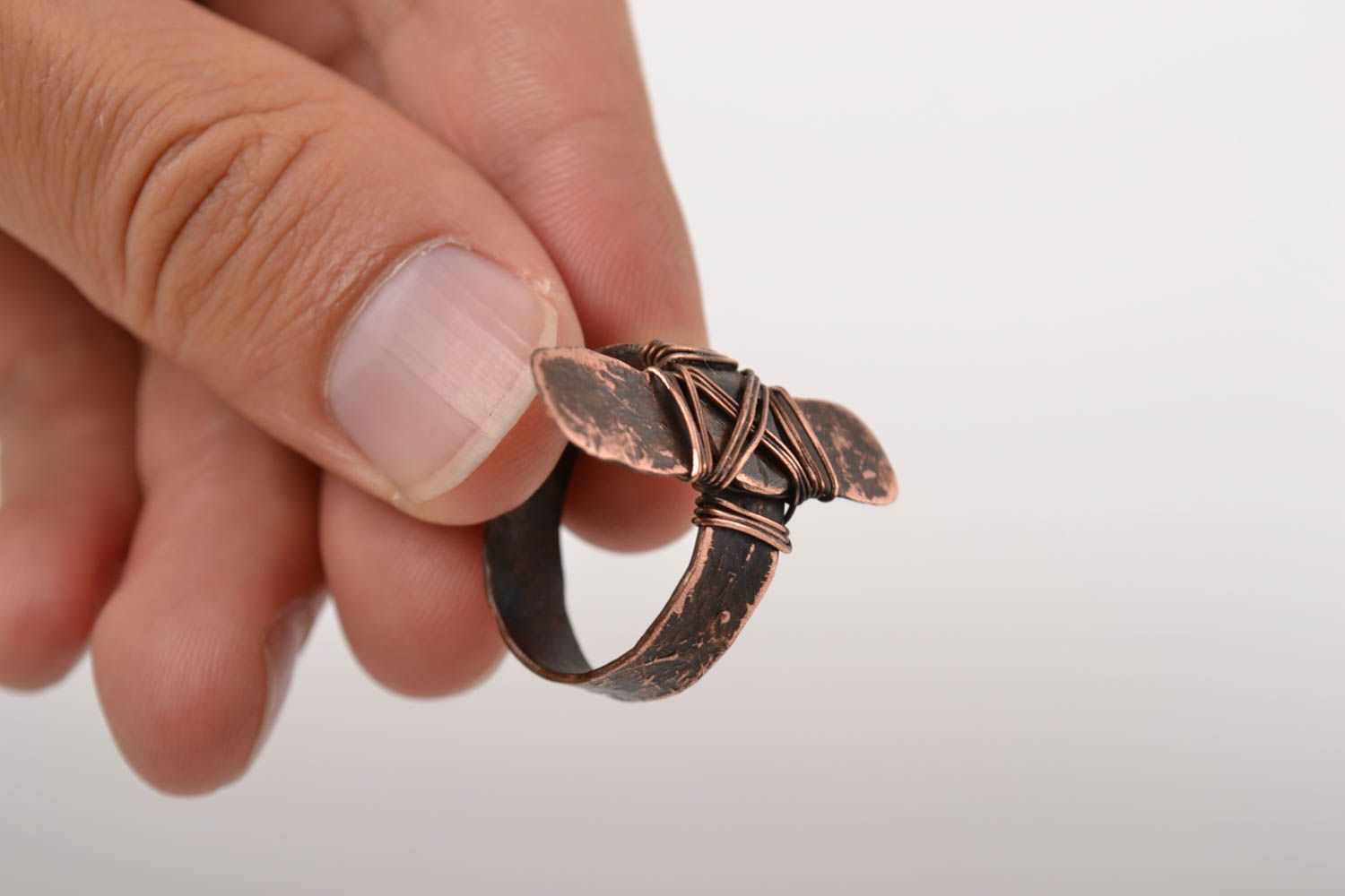 Красивое кольцо хэнд мэйд украшение в технике wire wrap медное кольцо простое фото 5