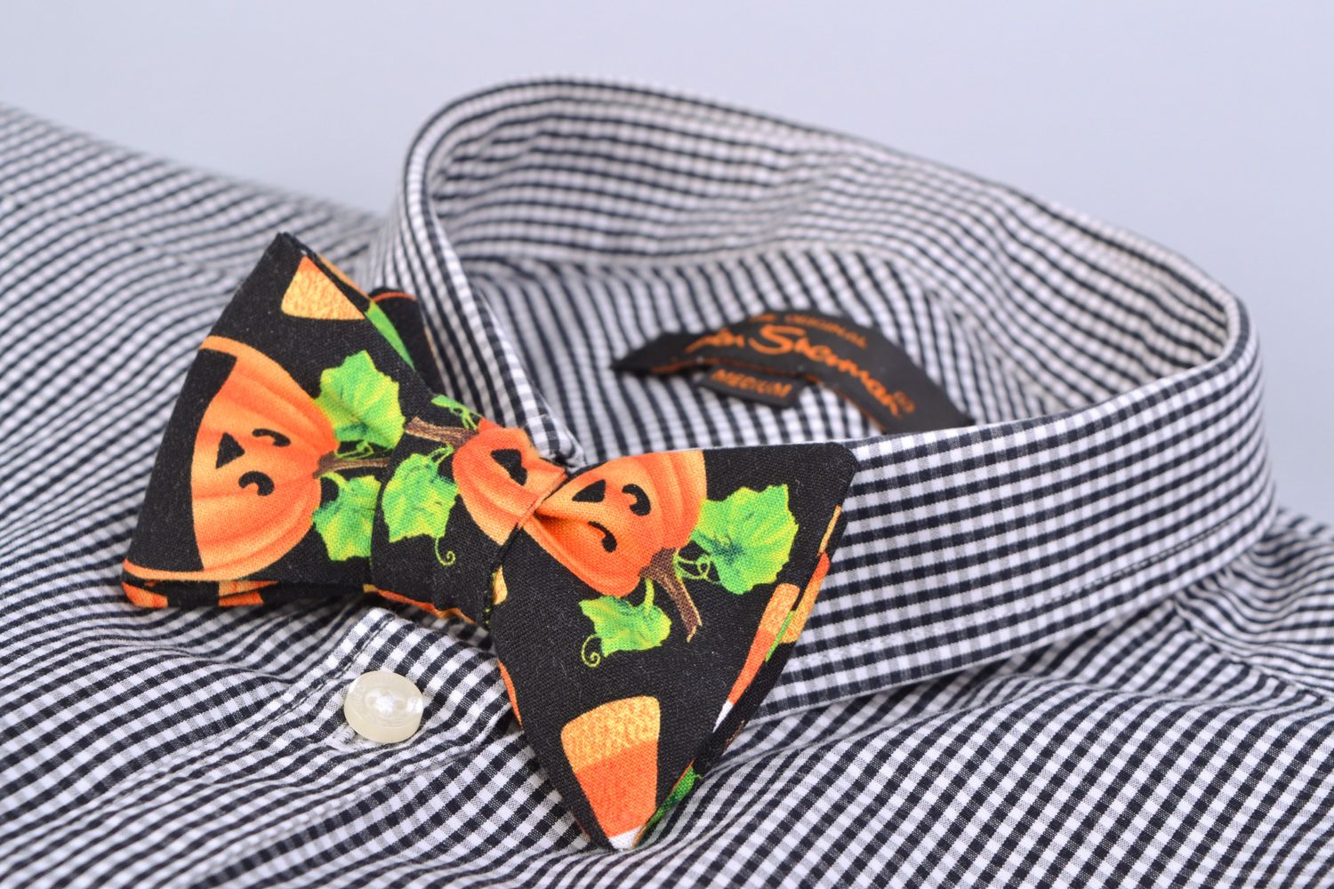 Handmade stylish bow tie sewn of American cotton with bright pattern Halloween photo 1