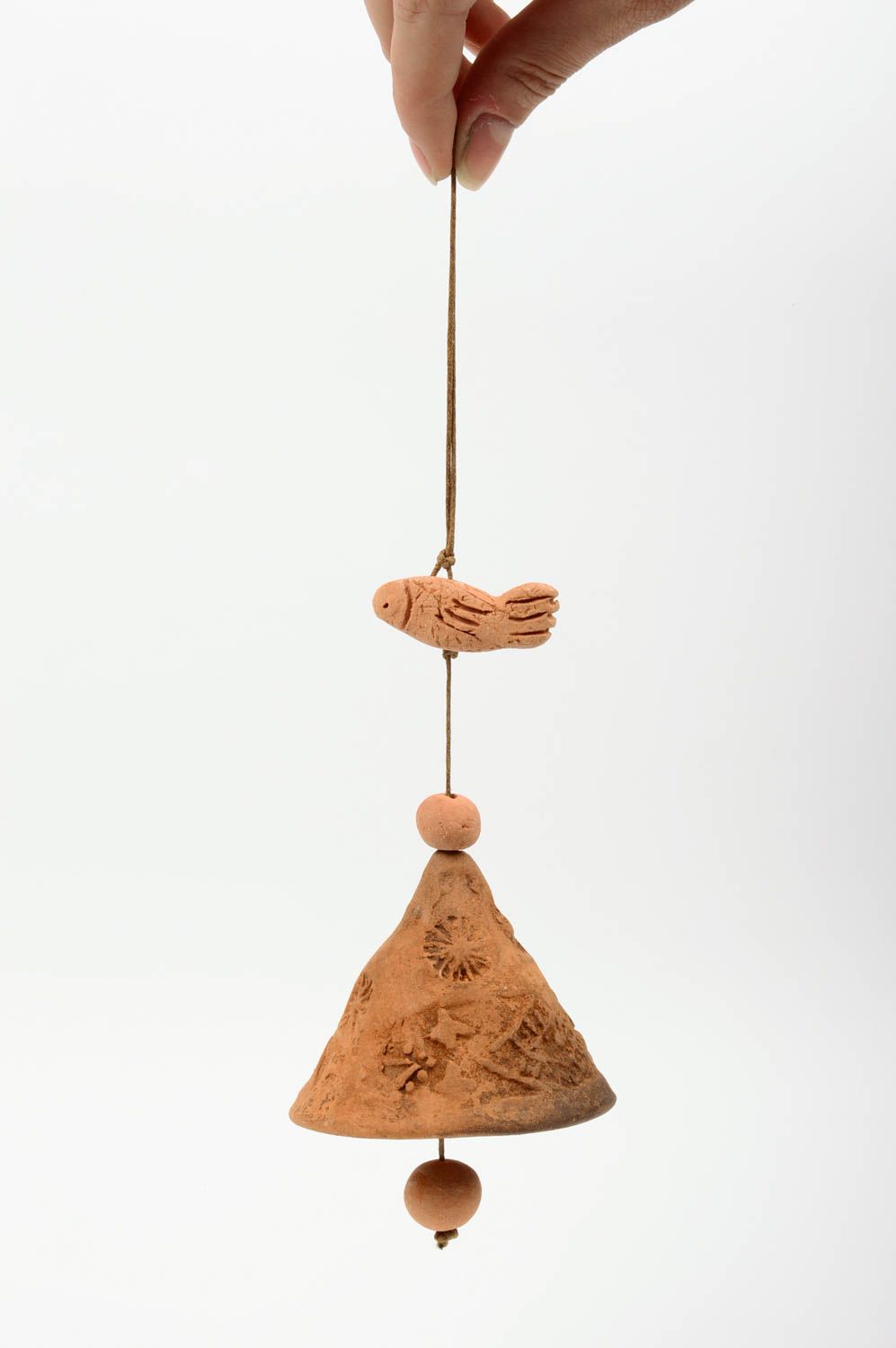 Cloche décorative à suspendre en argile faite main originale avec poisson photo 1