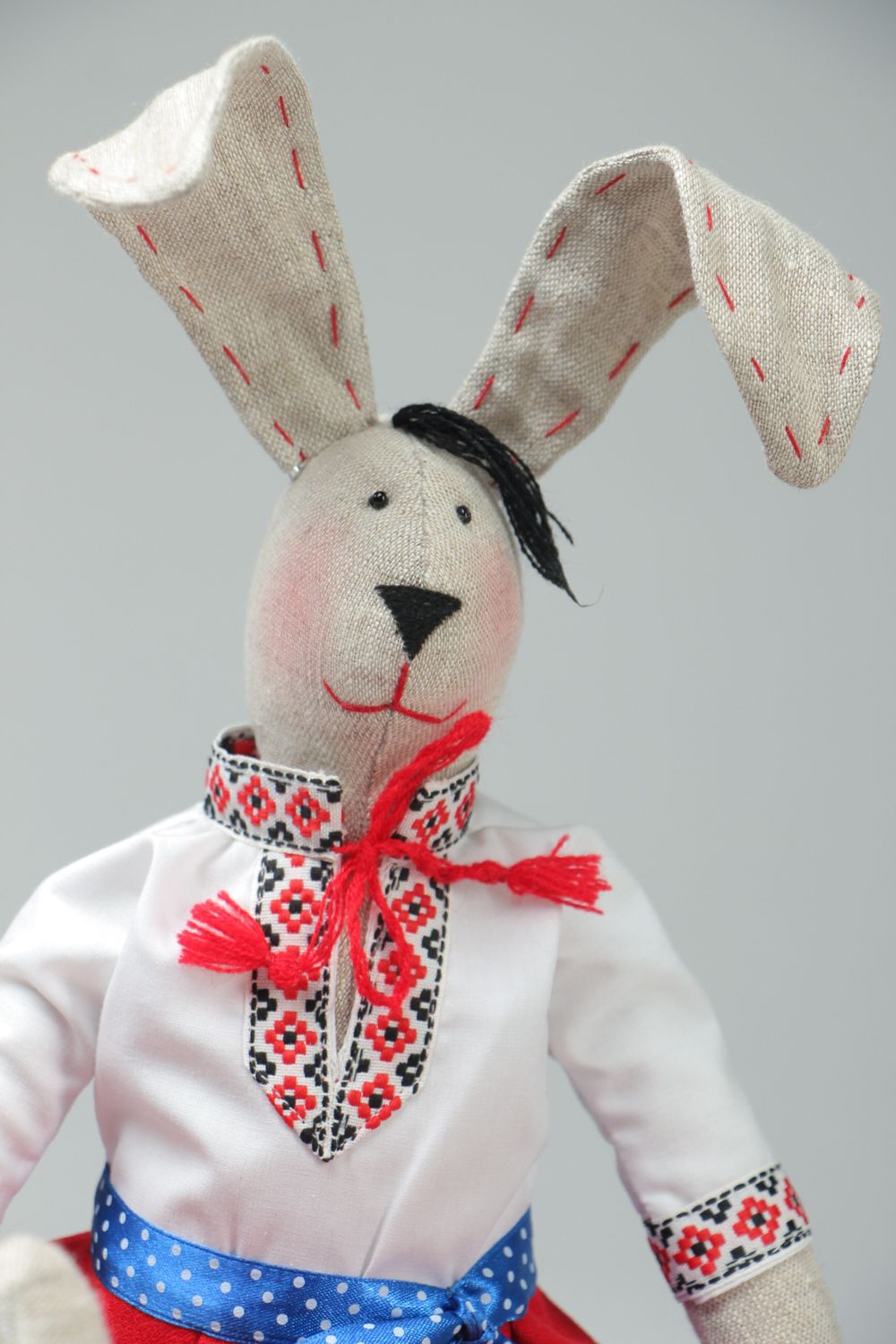 Kuscheltier Hase aus Textil im traditionellen ukrainischen Kostüm foto 2