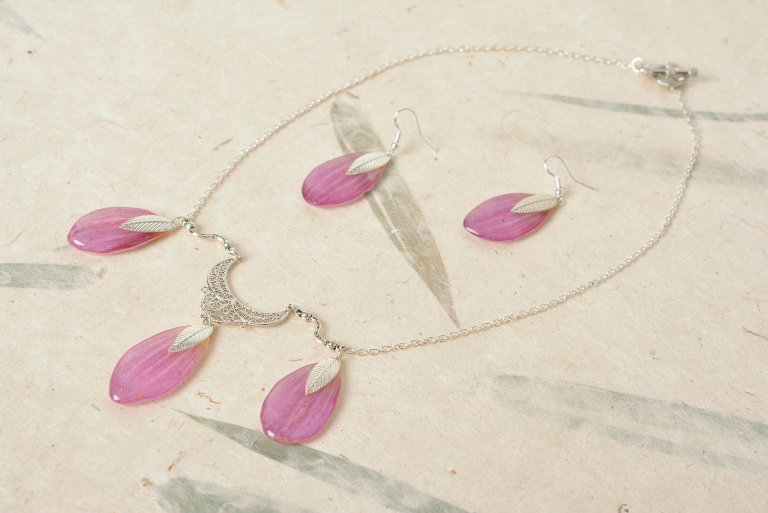 Handmade designer jewelry set botanical earrings and necklace in epoxy photo 4