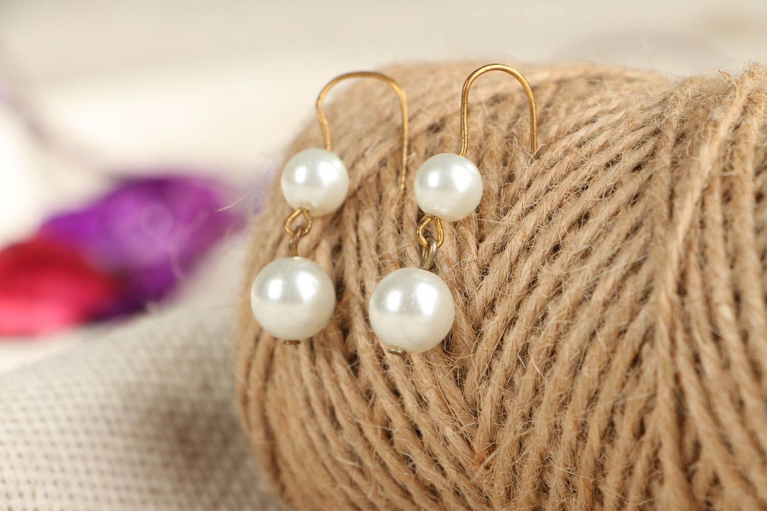 Weise Ohrringe mit Kunststoff-Perlen foto 3