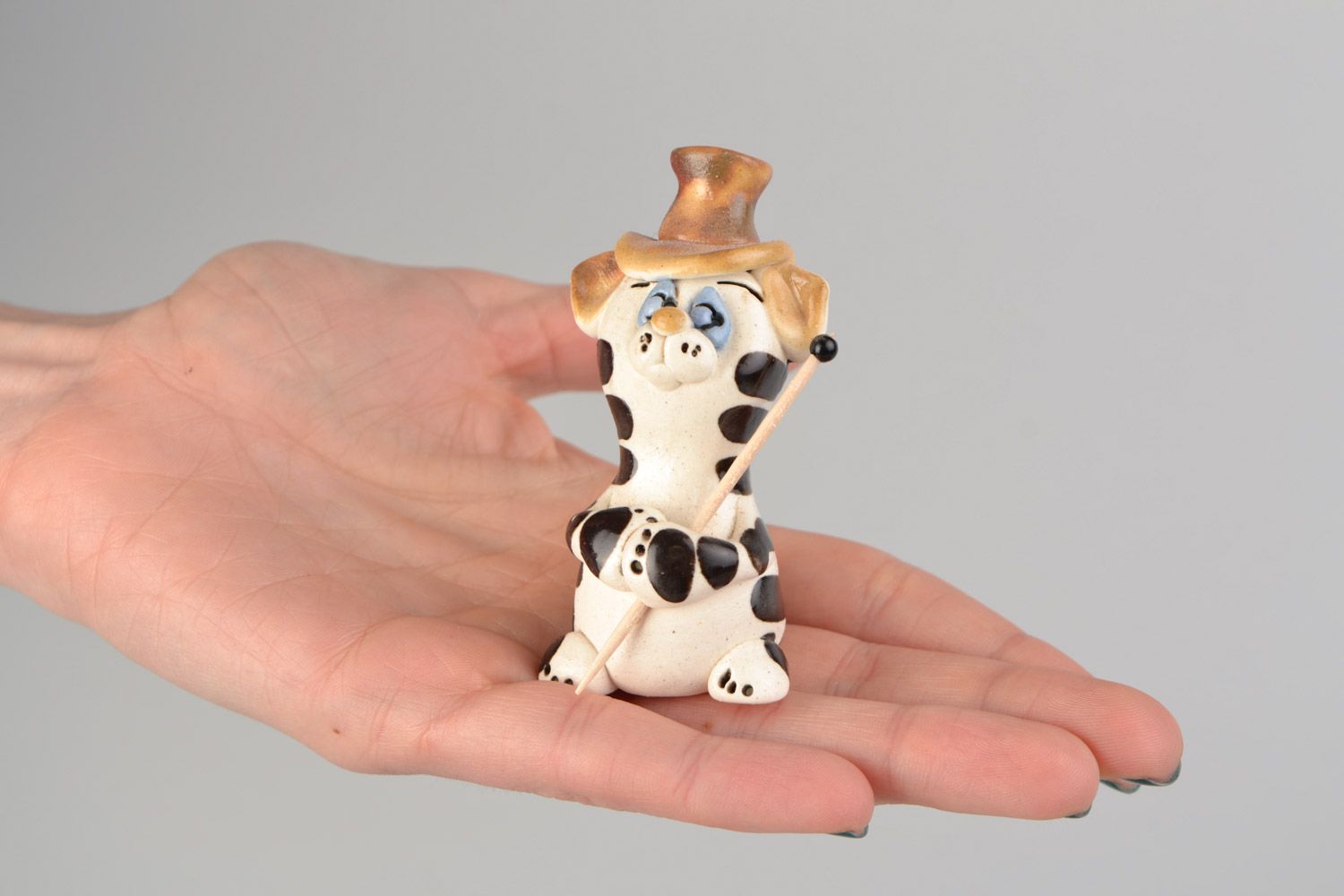 Figura de cerámica hecha a mano y pintada con barniz con forma de gato ilusionista  foto 2