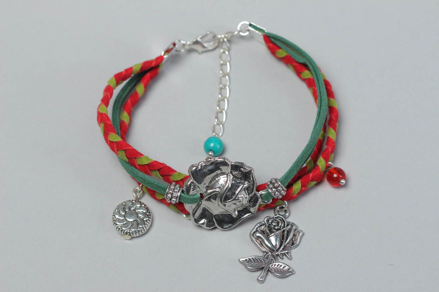 Bracelet en cuir tressé fin vert-rouge avec perle fantaisie fait main pour femme photo 2