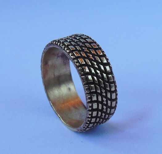 Круглое кольцо из латуни ручной работы в виде шины фото 1