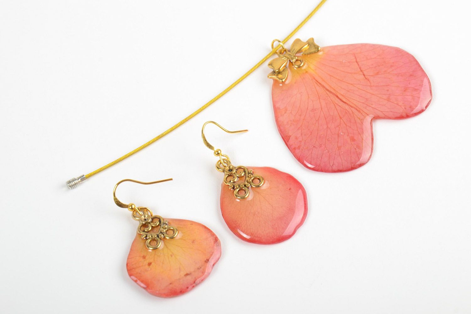 Handmade epoxy resin jewelry set 2 items botanical pendant and earrings of pink color photo 5