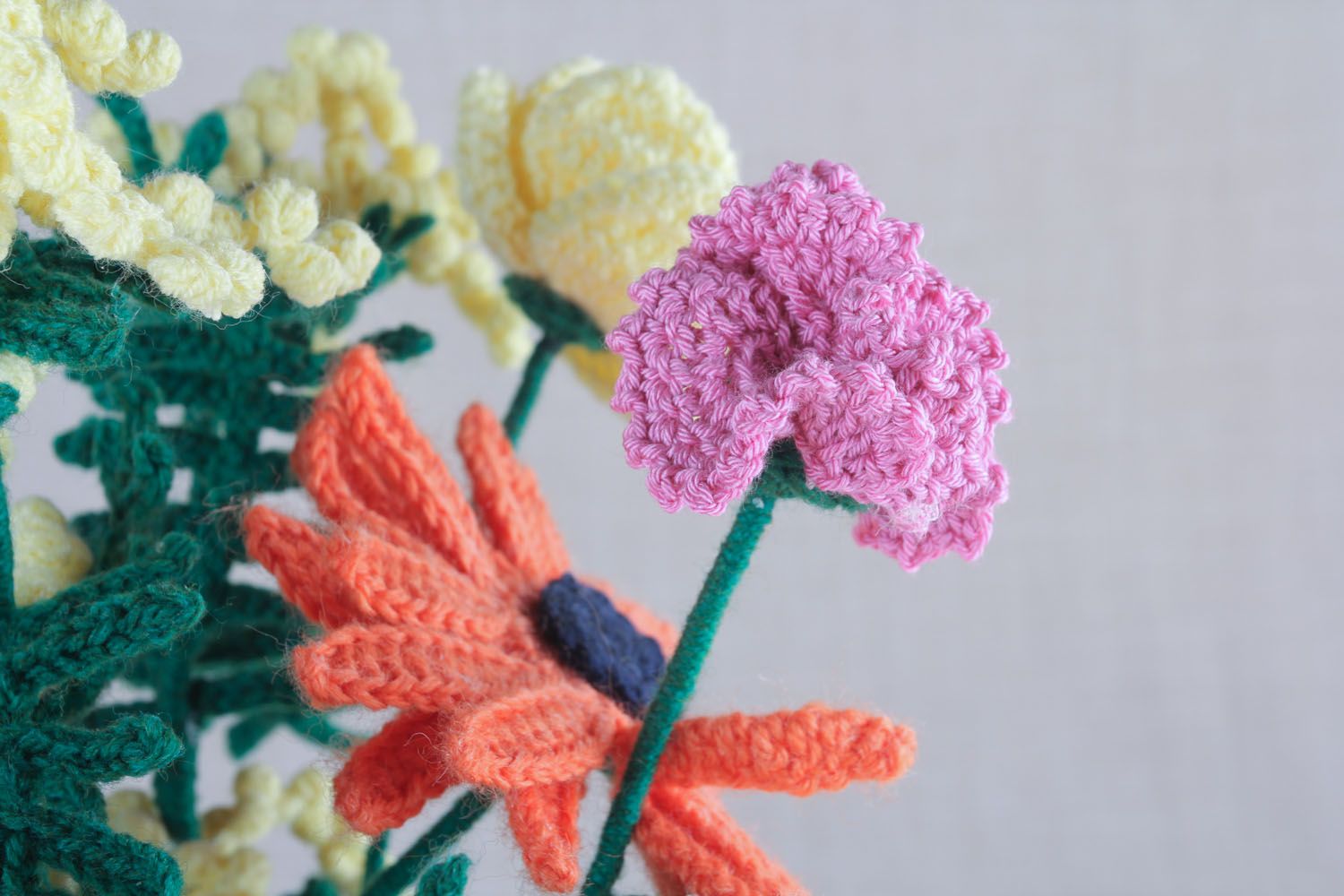 Dekorative Vase mit Blumen aus Filz foto 4