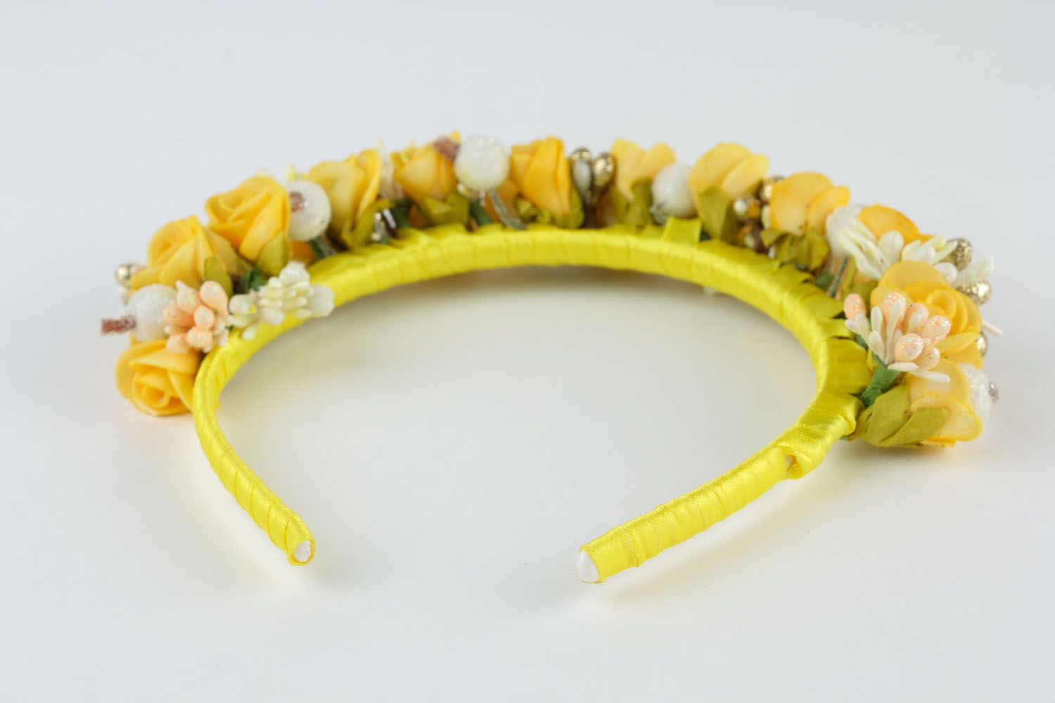 Grinalda artesanal para cabelo com flores amarelas  foto 3
