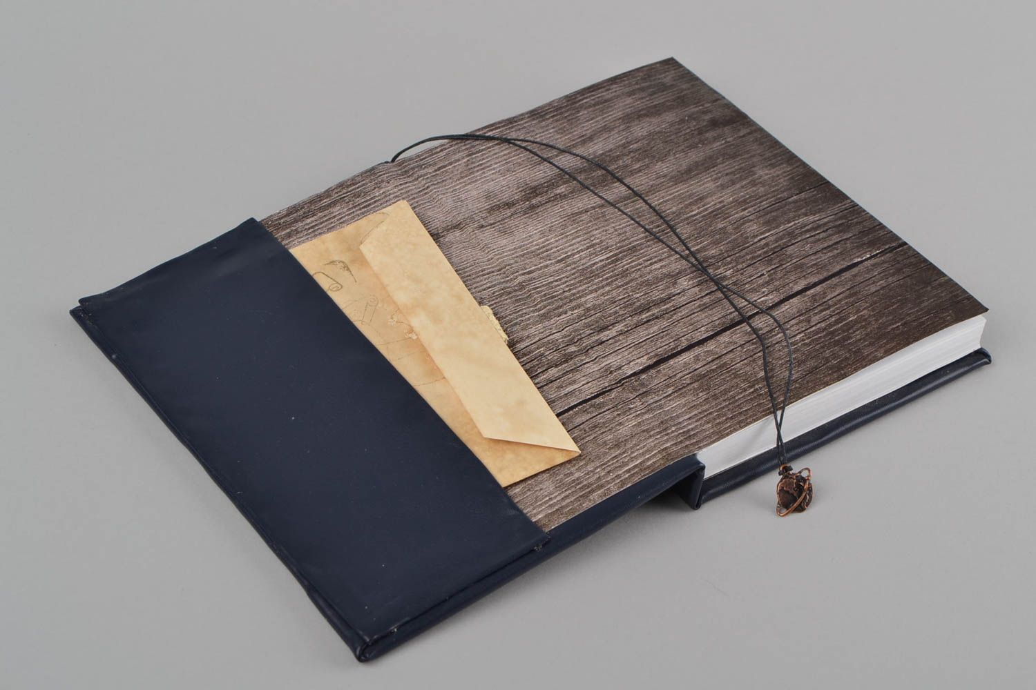Cuaderno artesanal con tapa de cuero artificial de 360 páginas y marcapáginas foto 4