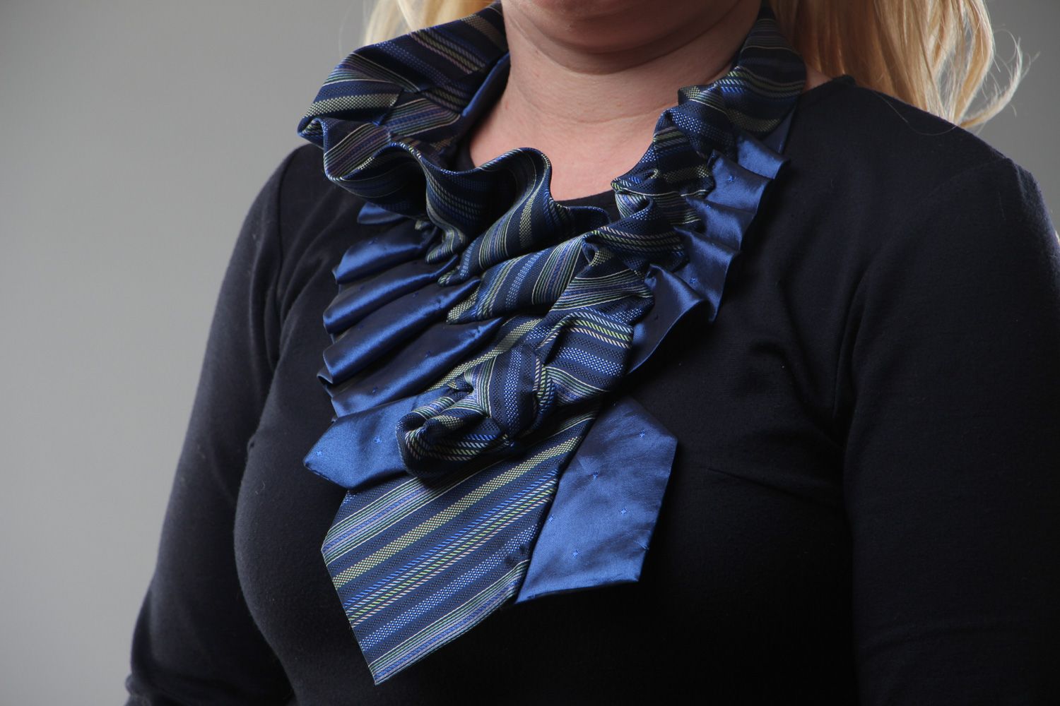 Collier original en cravates de soie et de satin fait main bleu pour femme photo 5