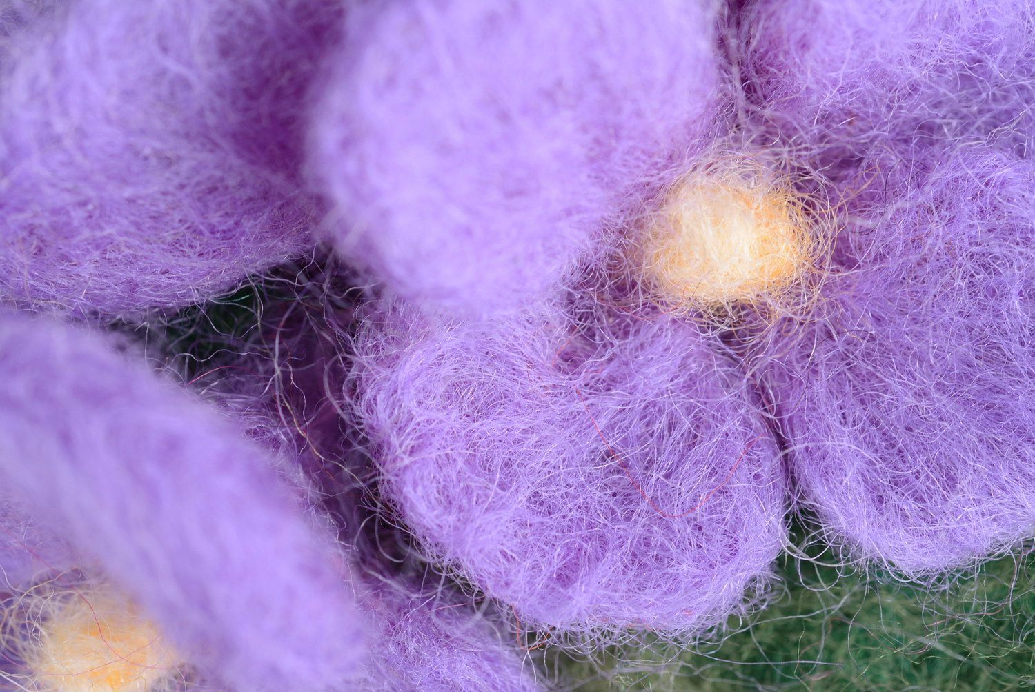 Broche feutrine fait à main Fleurs violettes photo 2