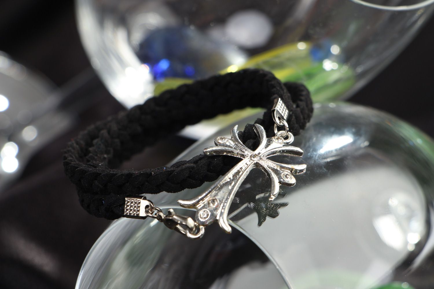 Handgemachtes Armband aus Wildleder schwarz mit metallischem Kreuz geflochten  foto 4