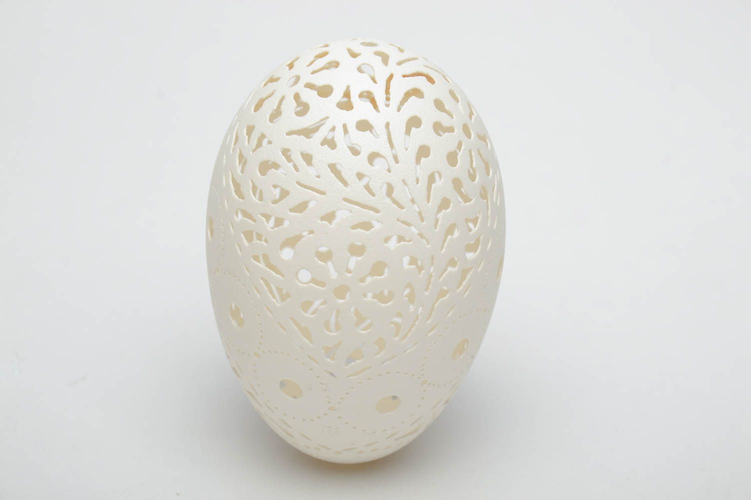 Engraved goose egg with floral motives photo 2