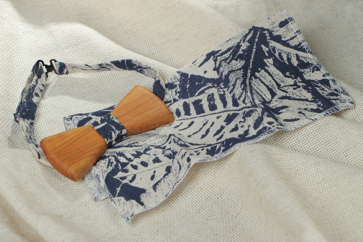 Bow tie and handkerchief with print photo 5