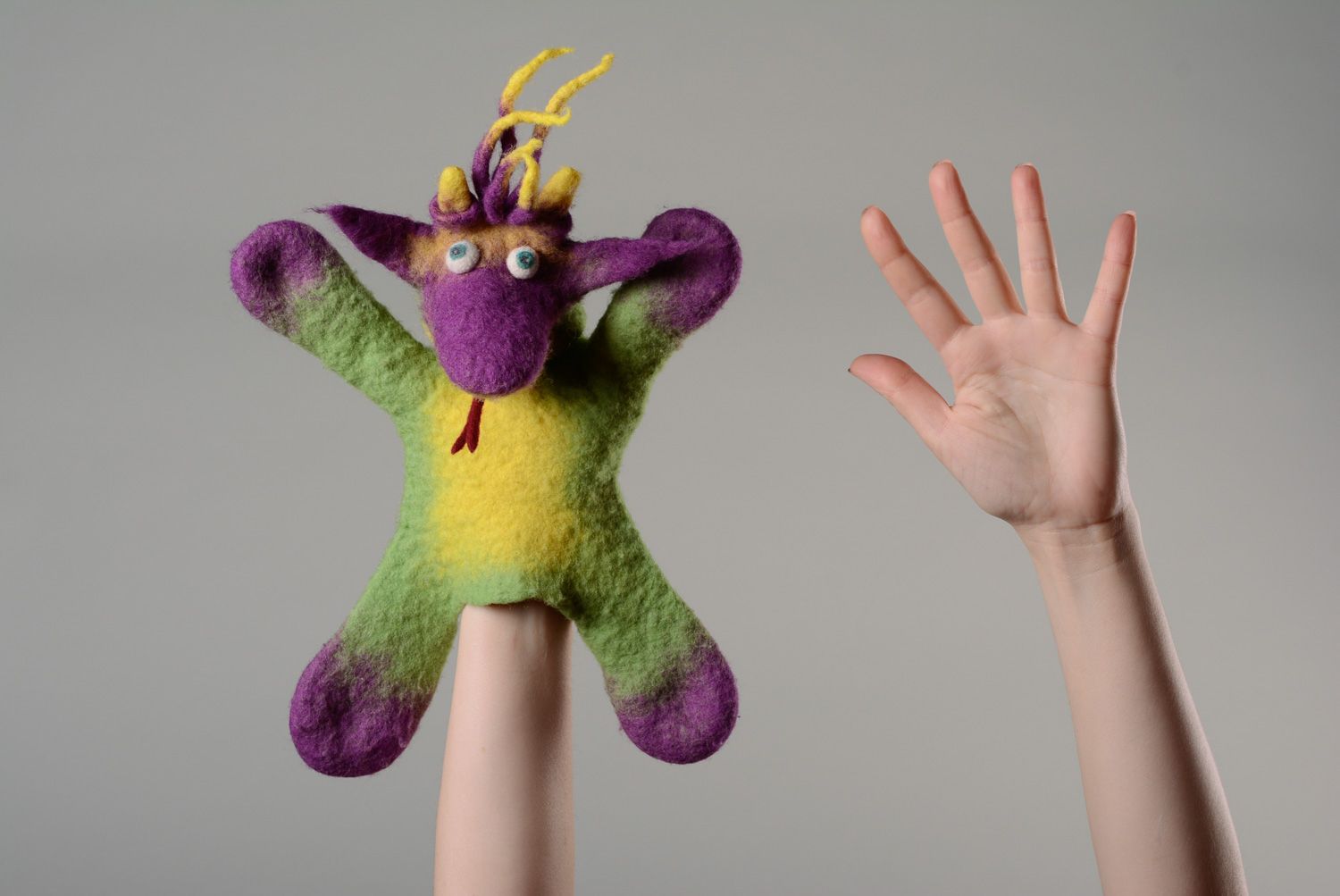 Títere de manopla hecho a mano de lana de fieltro con forma de dragón para niños foto 1