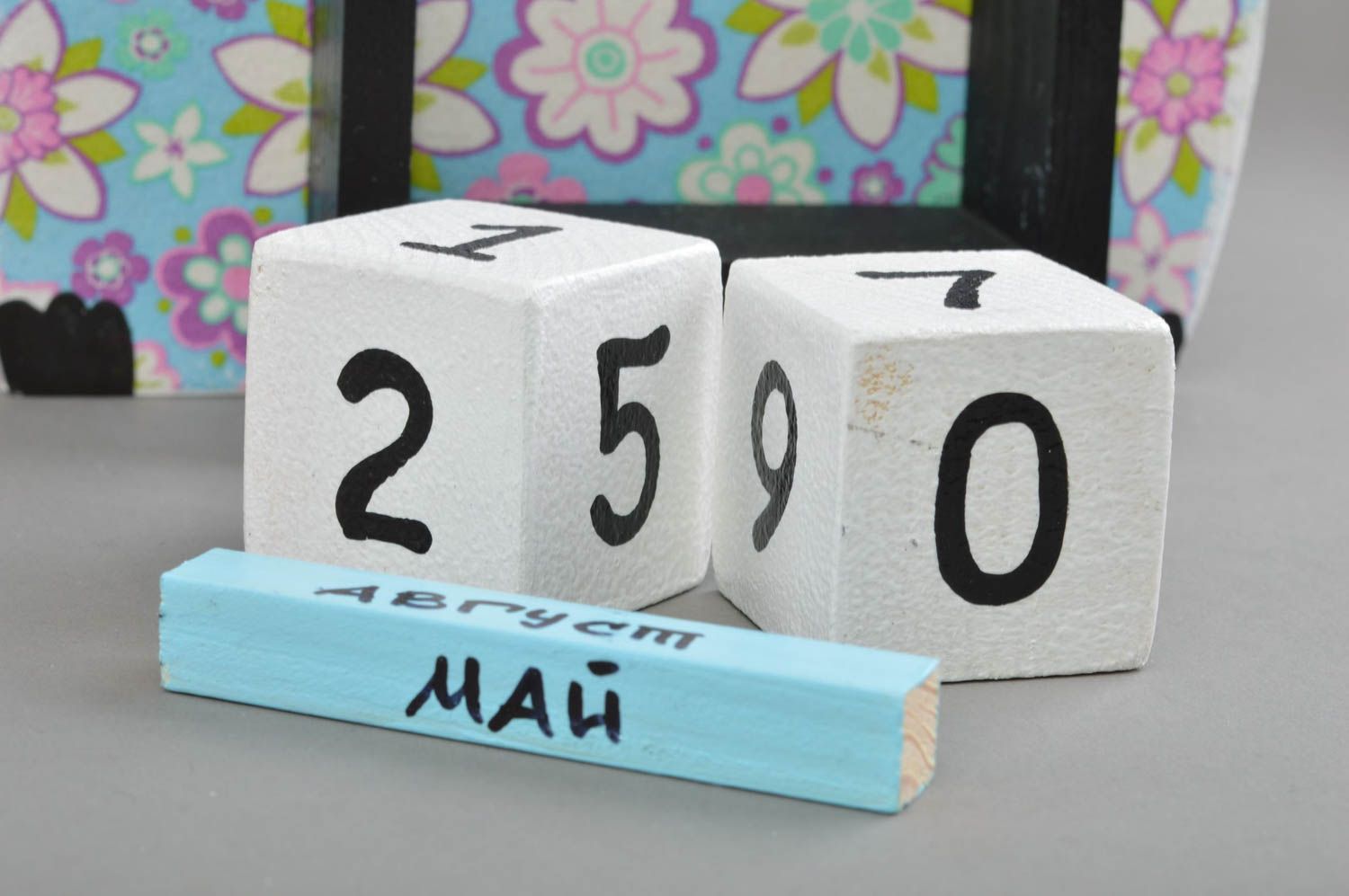 Настольный календарь с кубиками в технике декупаж ручной работы в цветочек фото 4