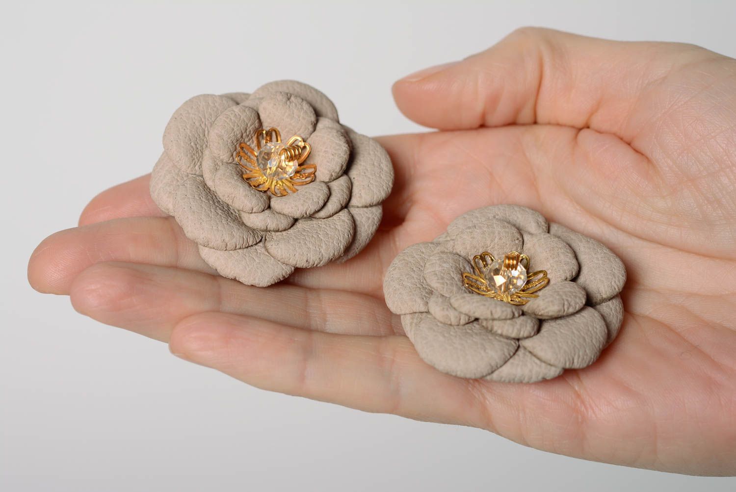 Set de pinces à cheveux fleurs en cuir 2 pièces faites main beiges de design photo 5