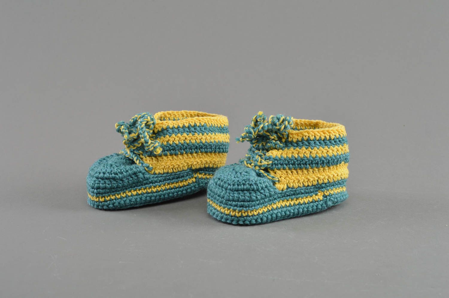 Gehäkelte Babyschuhe blau gelb aus Wolle und Baumwolle künstlerische Handarbeit foto 1