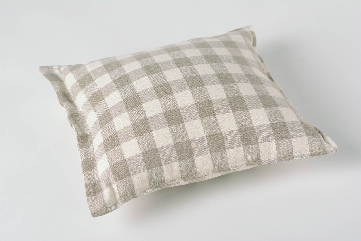 Мягкая диванная подушка в клеточку ручной работы из льна красивая удобная фото 4