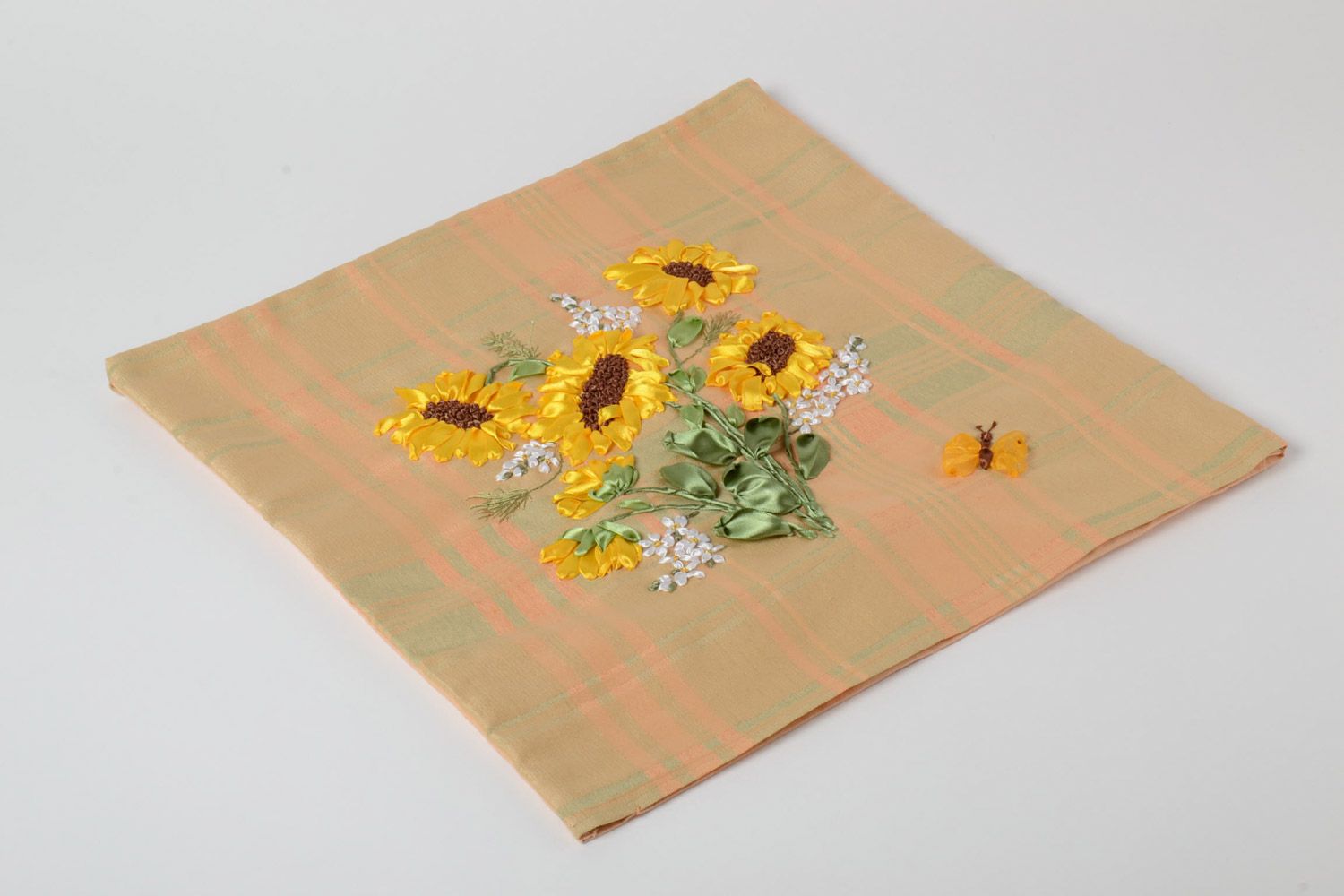 Taie d'oreiller faite main avec fleurs en rubans de satin sur bouton linge photo 2