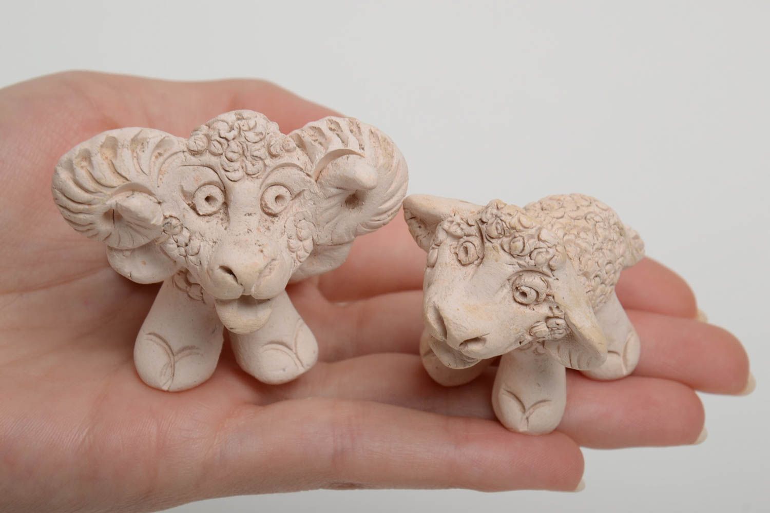 Керамические статуэтки барашек и овечка ручной работы набор 2 штуки для декора фото 5