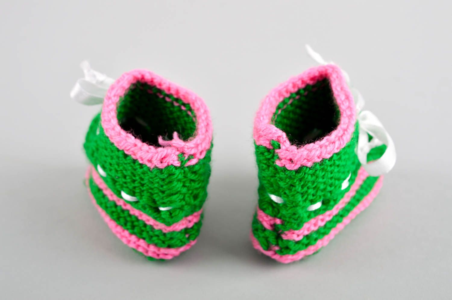 Handgefertigte Schuhe gehäkelte Babyschuhe Geschenk für Kleinkinder grün rosa foto 5
