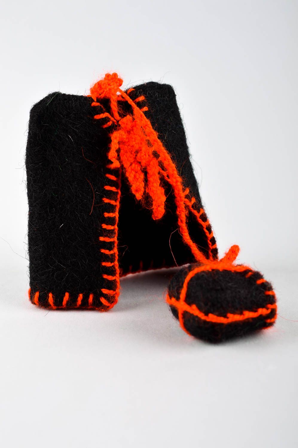 Llavero hecho a mano chaleco con gorro rojinegros adorno de lana regalo original foto 7