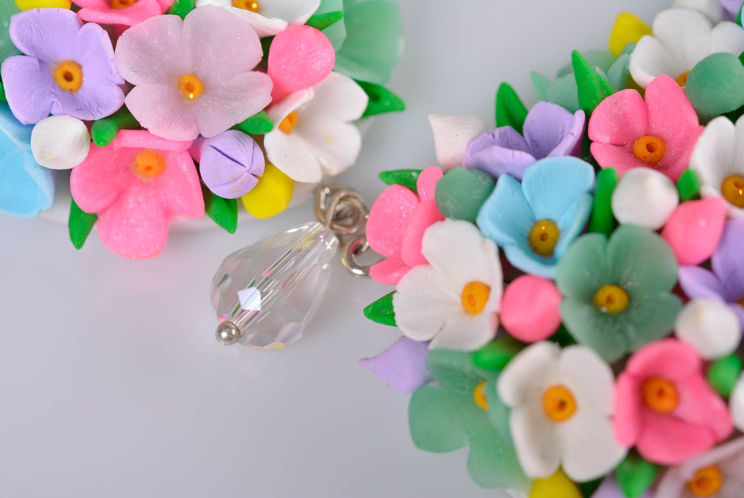 Collier avec fleurs en pâte polymère multicolore sur chaîne fait main original photo 5