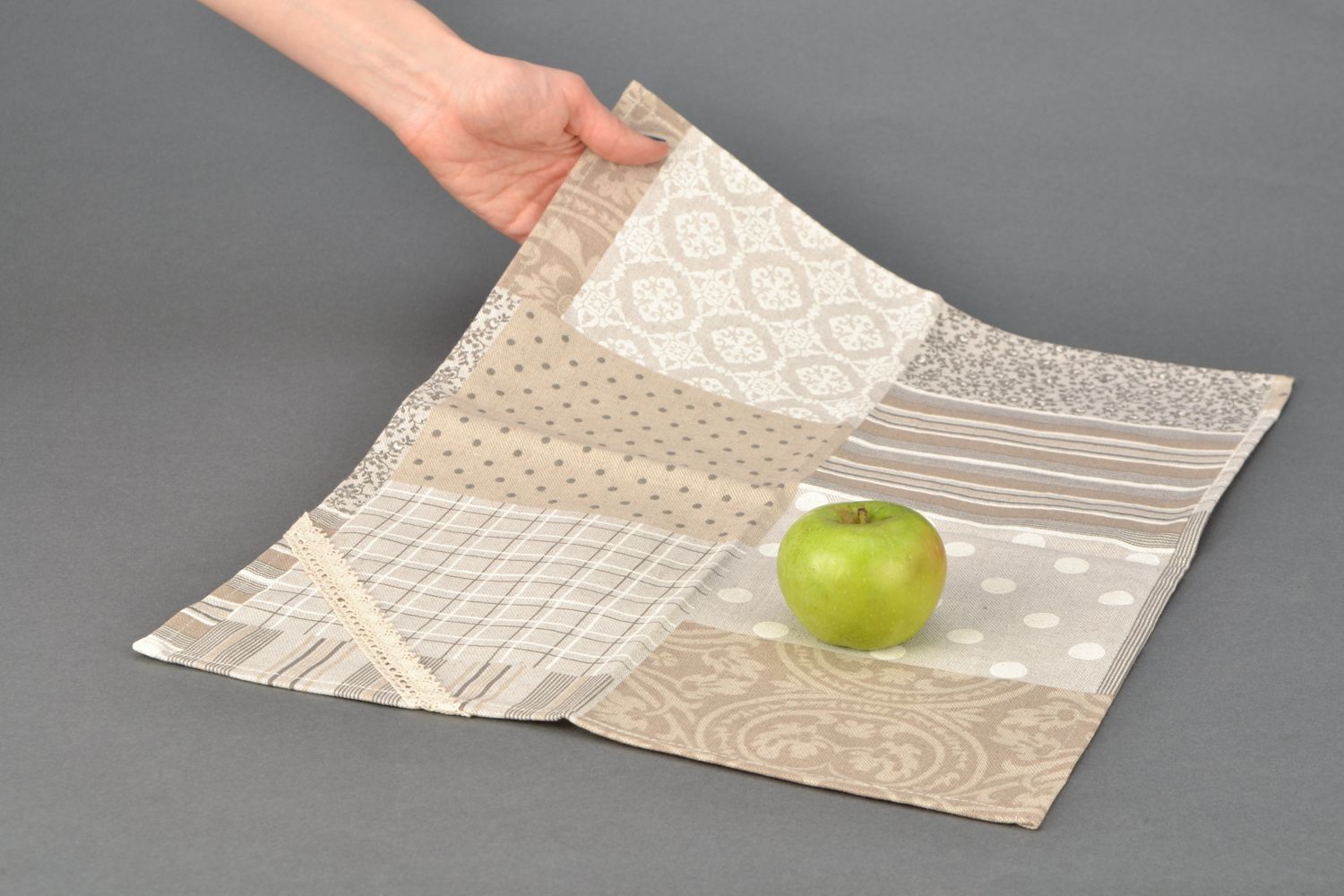 Декоративная салфетка из ткани в стиле пэчворк фото 2
