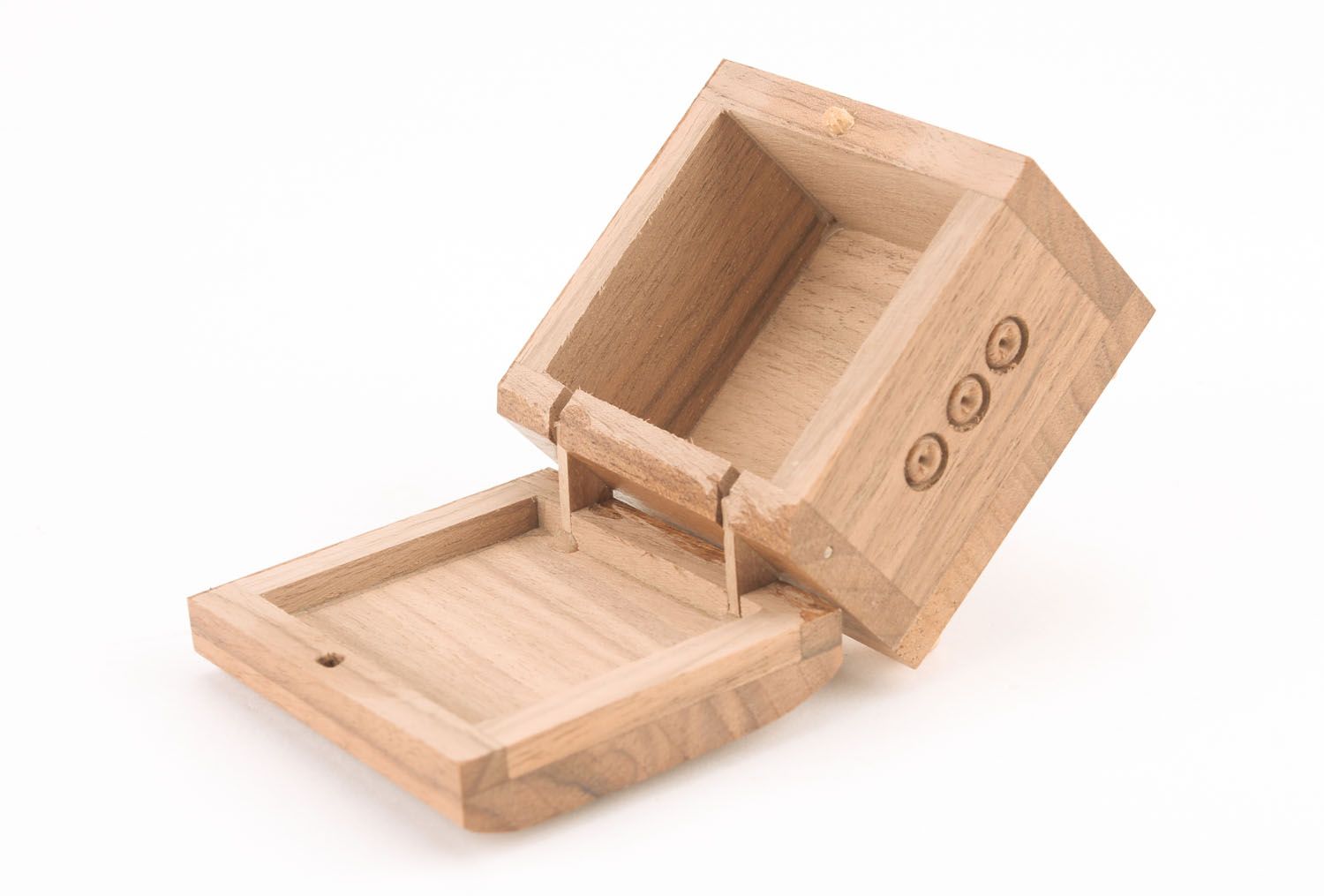 Scatola di legno fatta a mano cofanetto piccolo scrigno intagliato in legno
 foto 2